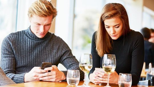 Qué es el Phubbing: el fenómeno que daña las relaciones
