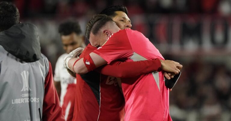 Franco Armani y el abrazo con llanto junto a Enzo Pérez tras pasar el karma de los penales de River vs Libertad: «Recompensa al trabajo»