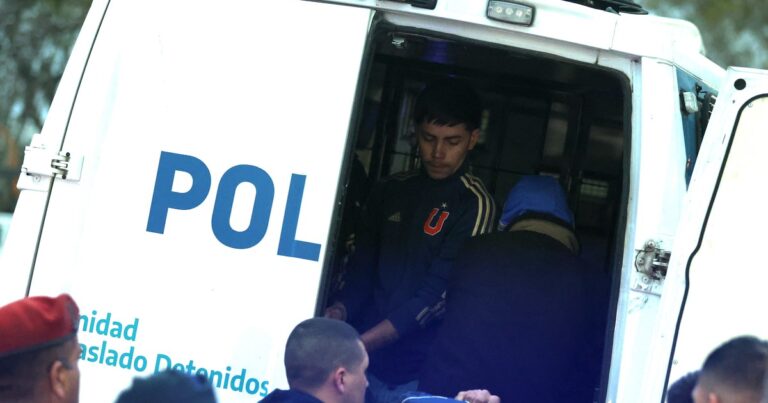 Video: los hinchas de la U atacan a periodistas y gente de Independiente