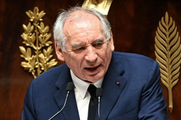 El Parlamento francés destituyó al primer ministro François Bayrou