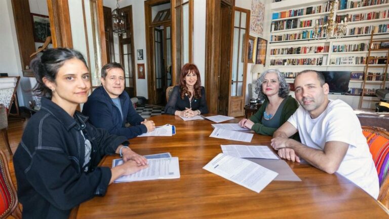 Candidatos porteños de Fuerza Patria visitaron a Cristina Kirchner en Constitución