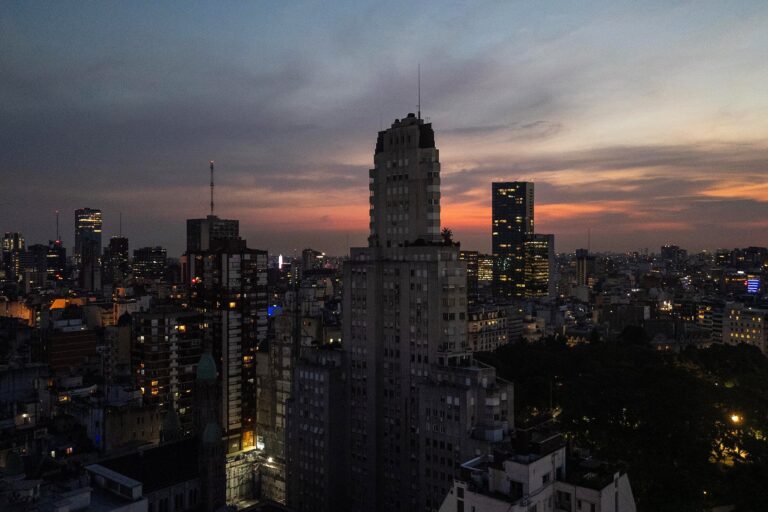 El Gobierno prepara una norma para que hogares y comercios puedan vender electricidad a la red