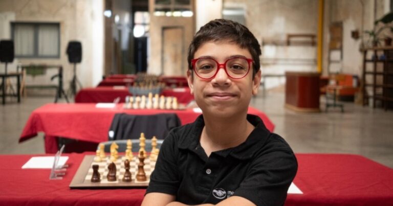 Faustino Oro le puso un moño a su primer gran golpe como ajedrecista top: hizo tablas con el legendario Julio Granda y se coronó campeón invicto