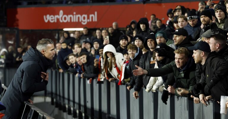 El tenso momento de Van Persie en el Feyenoord con la hinchada