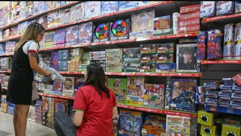 Navidad con menos regalos: el ajuste de Milei hizo caer la compra de juguetes un 7%