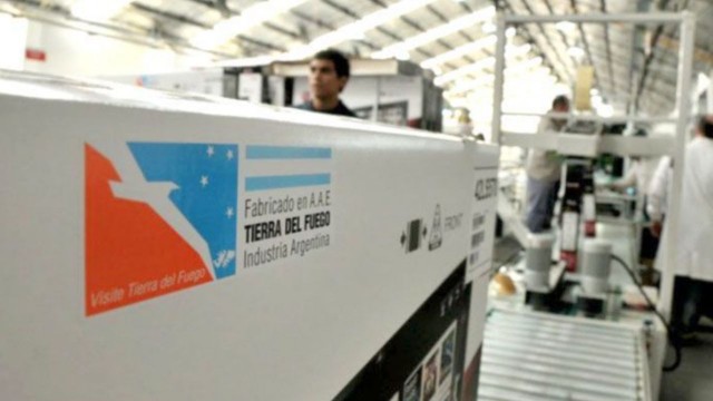 Pelea por celulares: Caputo celebra fin de impuestos, pero en Tierra del Fuego alertan por empleos