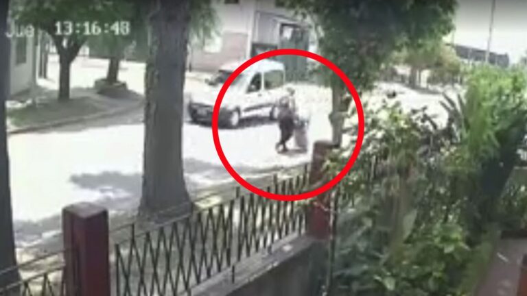 Brutal accidente en Solano: un auto chocó con un colectivo y atropelló a una mujer