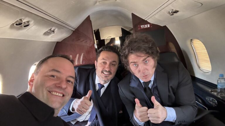 Javier Milei viaja a Davos sin Manuel Adorni, que se queda en la Argentina: qué pasó