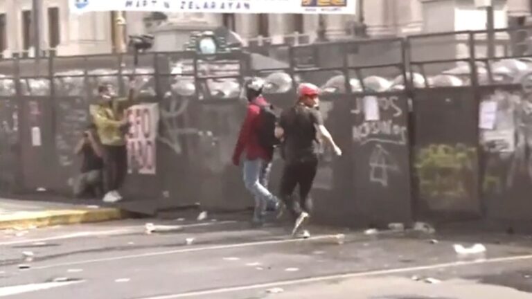 Al menos 15 personas encapuchadas originaron la tensión con las fuerzas de seguridad en el Congreso