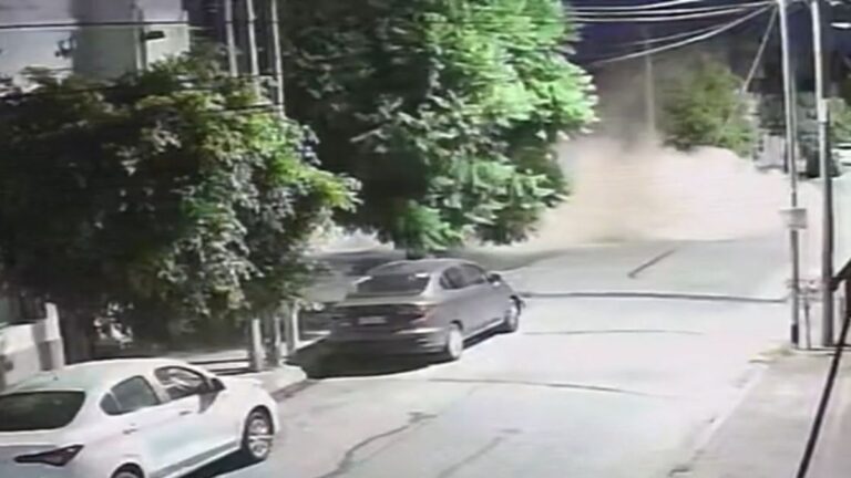 Impresionante derrumbe en Sarandí: un auto de colección quedó aplastado en un galpón