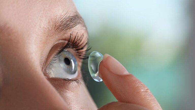 ANMAT prohibió dos modelos de lentes de contacto: de cuáles se trata