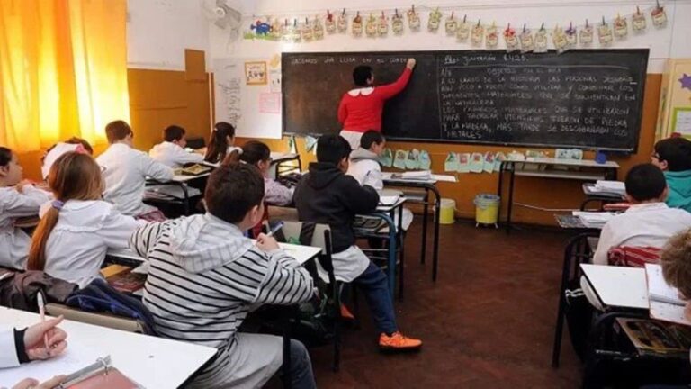 El Gobierno porteño prohibió el uso de celulares en las aulas de secundaria