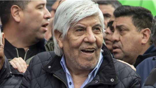 Camioneros cerró su paritaria: Hugo Moyano firmó un aumento del 10,1% para marzo-agosto alineado con la pauta del Gobierno