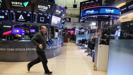 Acciones argentinas caen, bonos en dólares suben y el riesgo país vuelve a superar los 600 puntos
