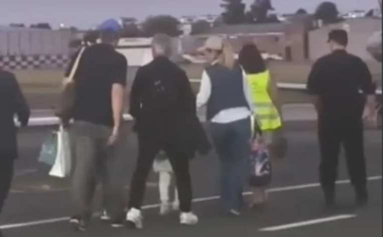 Casta total: Adorni mintió y el vuelo a Uruguay se lo pagó su amigo con plata de la Tv Pública