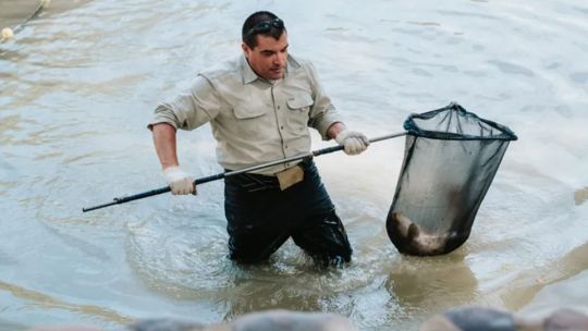 Vacían un lago en San Juan y trasladan a más de 1.000 peces en un operativo inédito