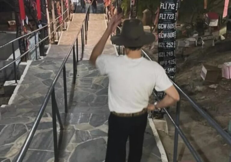 Actor Martín Rodríguez durante su visita al santuario de la Difunta Correa en Vallecito, San Juan.