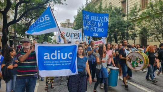 Docentes universitarios en asamblea o manifestación pacífica.