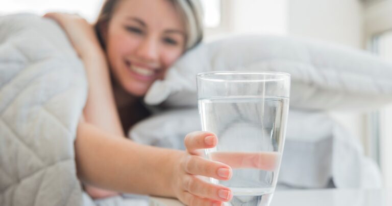 El vaso de agua bajo la cama: ¿ritual o creencia popular?