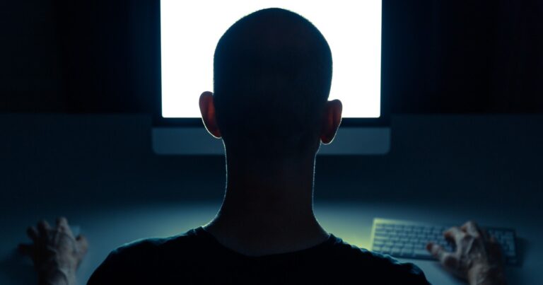 Investigan a docente de Chubut por presunto acoso virtual a alumna