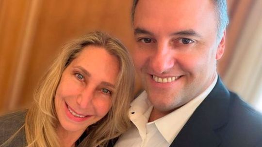 Adorni enfrenta críticas tras conferencia y recibe respaldo oficialista