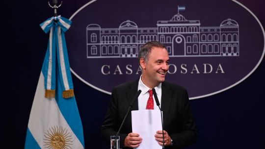 Adorni enfrenta la prensa tras polémica por vuelos privados