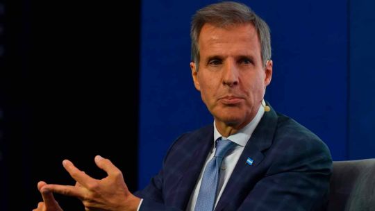 Redrado advierte sobre atraso del 30% en precios de combustibles