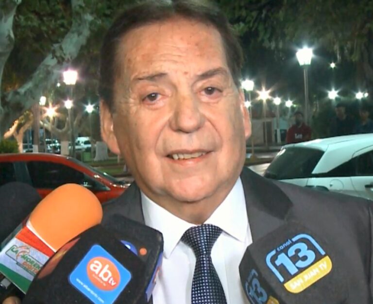 Intendente Juan Carlos Abarca durante su mensaje anual en el Teatro Municipal de Albardón