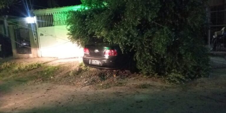 Vehículo accidentado tras impactar contra una casa en Caucete, San Juan.