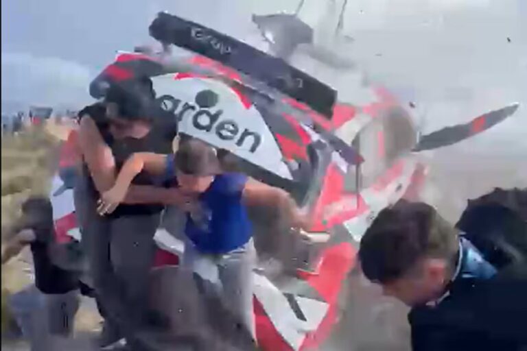 Vehículo de rally accidentado en zona montañosa de Córdoba, con presencia de servicios de emergencia.