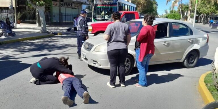 Ilustración de una intersección vial en una zona urbana, representando el lugar del accidente en Caucete.