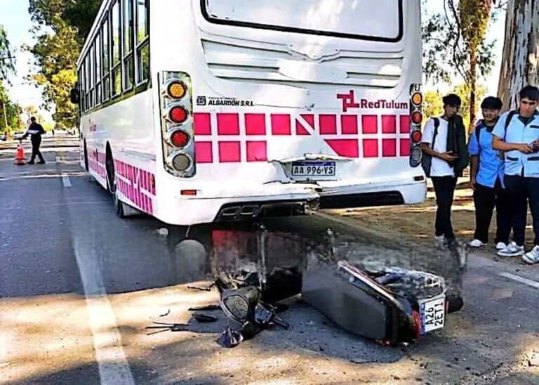 Lugar del accidente de tránsito en la Avenida Sarmiento, San Martín, donde una motocicleta colisionó con un colectivo.