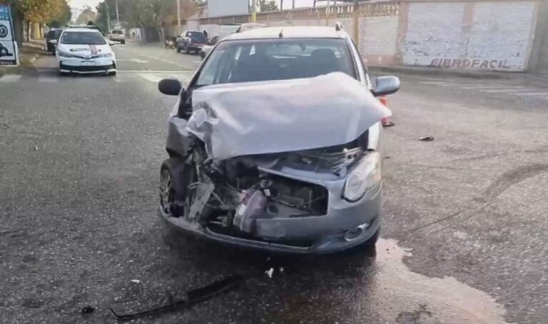 Operativo policial y de salud en el lugar del accidente vial ocurrido en una intersección de Angaco, San Juan.