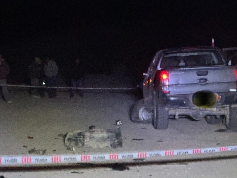 Personal de emergencias trabajando en el lugar de un accidente vial en una ruta de San Juan