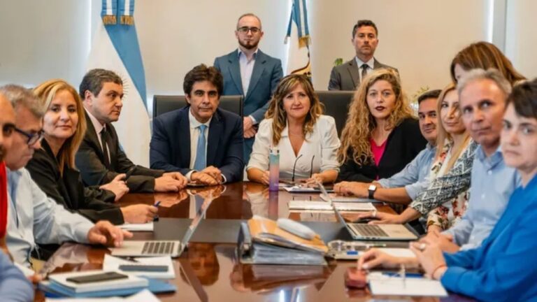 Autoridades del Gobierno de San Juan y representantes gremiales docentes durante la firma del acuerdo paritario.