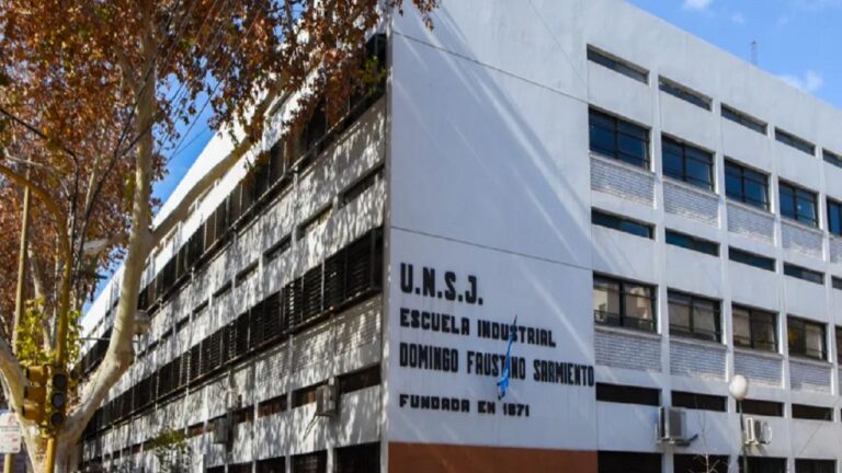Docentes de Adicus realizando una clase pública en el Parque de Mayo