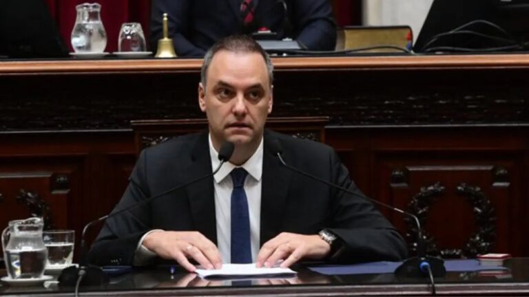 Manuel Adorni en la Cámara de Diputados durante sesión informativa