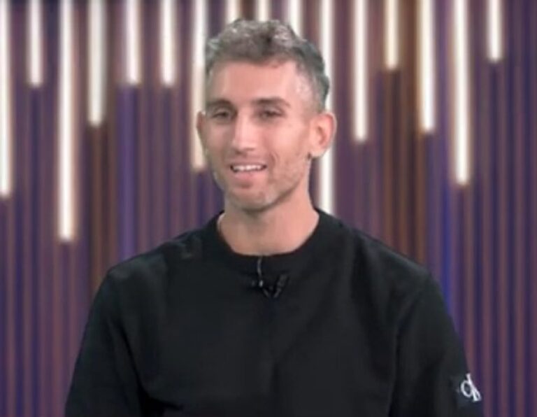 Alejandro Toro, jugador de vóley de UPCN, durante un partido o celebración.