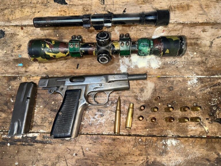 Policías durante allanamiento en Rivadavia con armas y droga secuestradas