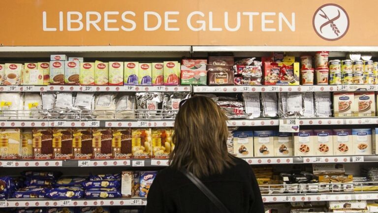 Comparativa de precios entre harina común y premezcla sin TACC en un supermercado de San Juan