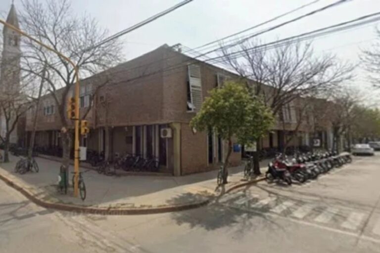 Exterior de una institución educativa, representativa del hecho ocurrido en Sunchales, Santa Fe.