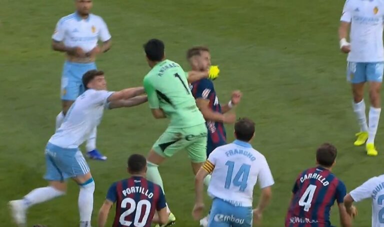 Esteban Andrada golpeando a Jorge Pulido durante el derbi aragonés