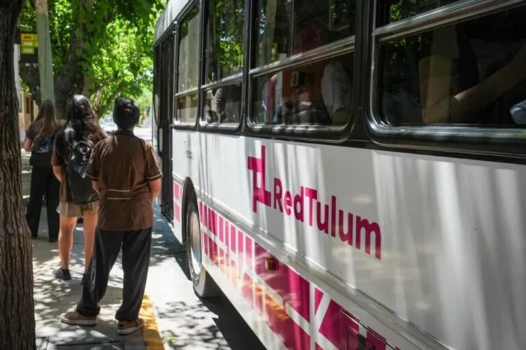 Colectivo urbano circulando por una calle de San Juan