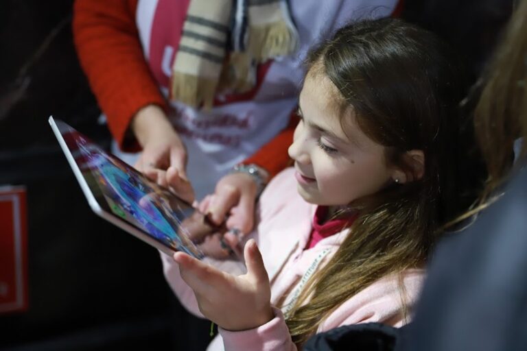 Fonoaudióloga en consultorio con material de trabajo para niños