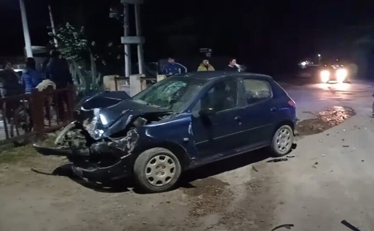 Frente destruido de un Peugeot 206 tras chocar contra un colectivo en Caucete