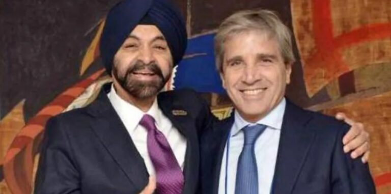 Ministro de Economía Luis Caputo y presidente del Banco Mundial Ajay Banga en reunión en Washington.