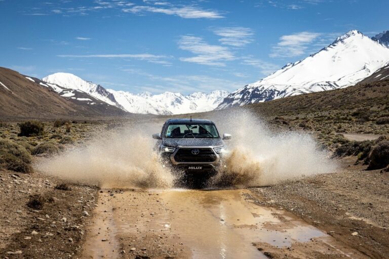 Camioneta Toyota Hilux eléctrica en operaciones mineras en Veladero, San Juan