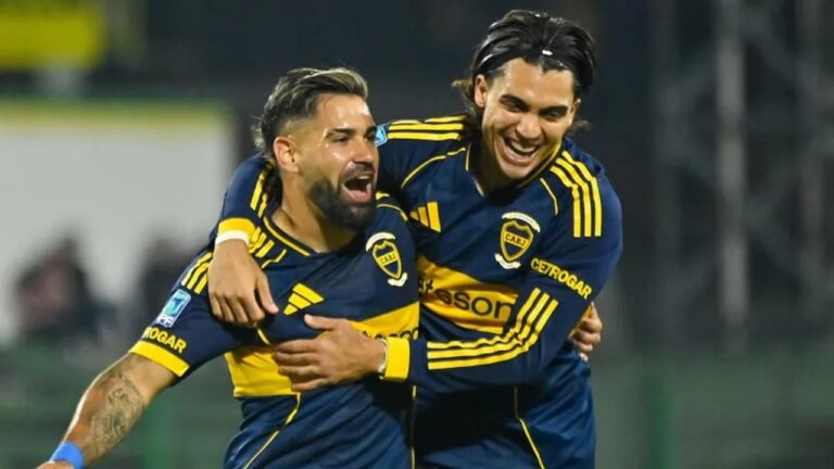 Jugadores de Boca Juniors celebrando un gol durante el partido contra Defensa y Justicia
