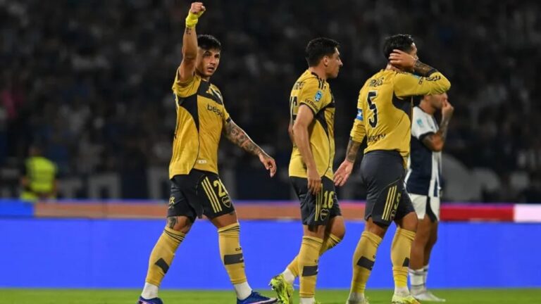 Jugadores de Boca Juniors celebran el gol ante Talleres en Córdoba.