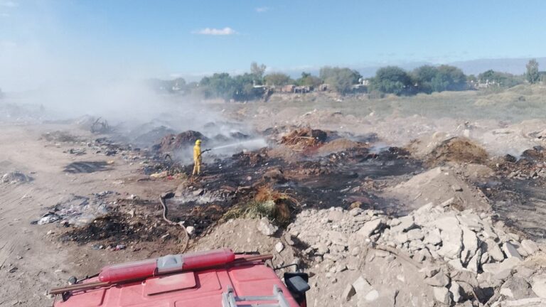 Bomberos Voluntarios de Albardón trabajando en la extinción de un incendio en la vía pública.